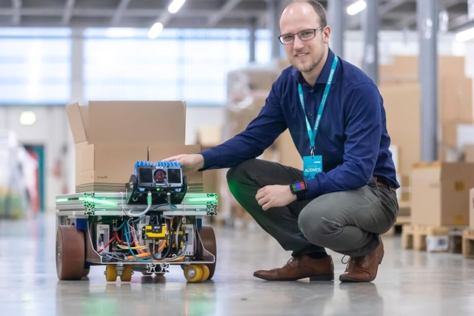 Roboter für die Logistik bei Komsa getestet: Andreas Riechert (26) von der Sick AG am selbstfahrenden Fahrzeug.
