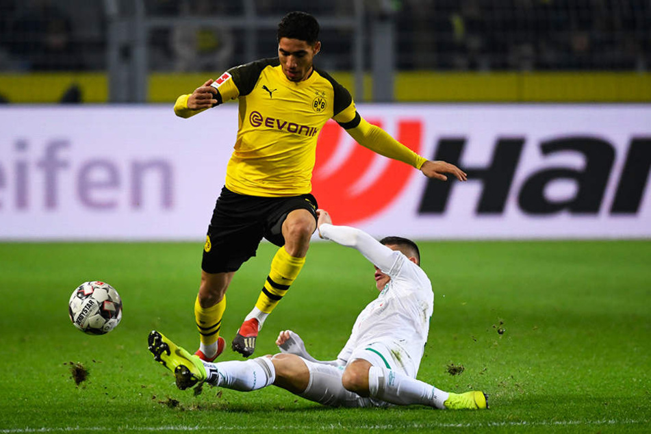 Achraf Hakimi von Dortmund und Milot Rashica (r)