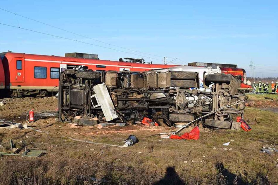 Der Müllwagen und Zug wurden beim Zusammenstoß zerstört.