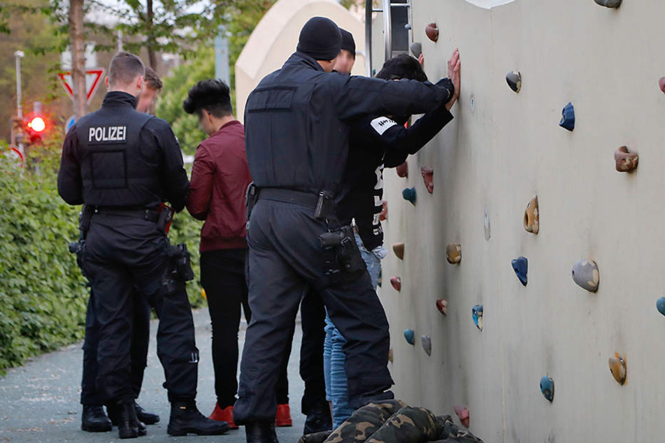 Der Spielplatz am Johannisplatz ist kaputt. Leider tummeln sich dort nicht nur Kinder, sondern auch Kriminelle. Die Polizei ist dauernd vor Ort.