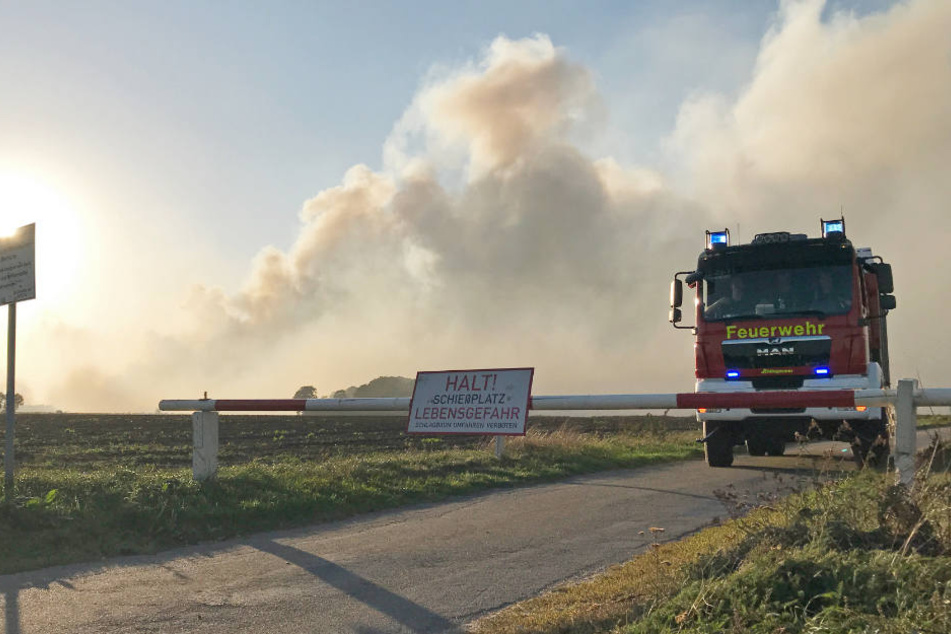 Die örtliche Feuerwehr musste bei dem Moorbrand in der Nähe von Meppen ebenfalls ausrücken.