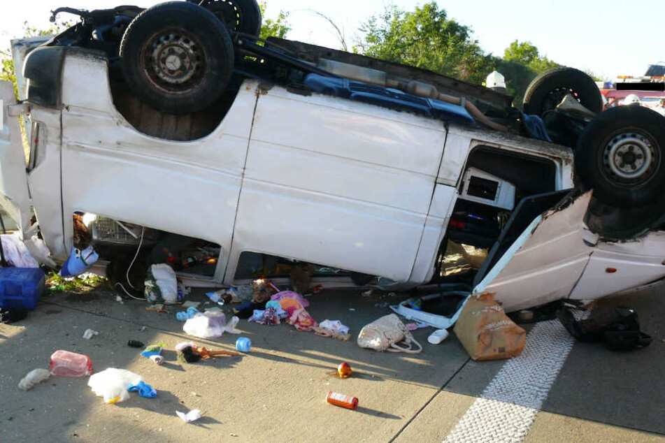 Das Fahrzeug kam auf dem Dach zum Liegen.