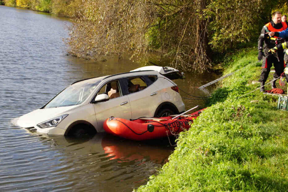 Der weiße Hyundai wurde offenbar absichtlich im Neckar versenkt.