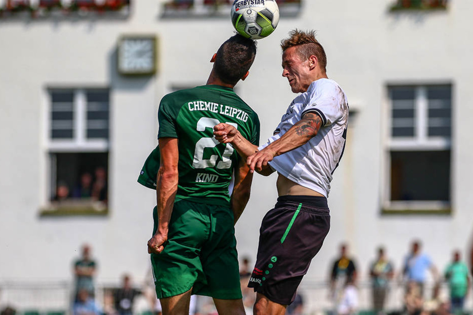 Chemie Leipzigs Torjäger Tommy Kind im Kopfball-Duell mit einem Spieler von Union Fürstenwalde.