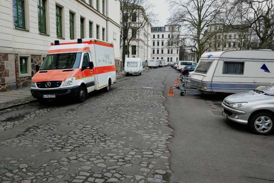 Mehrere Wohnwagen, ein Krankenwagen und ein Catering-Truck waren bei den Dreharbeiten am Leipziger Floßplatz abgestellt.