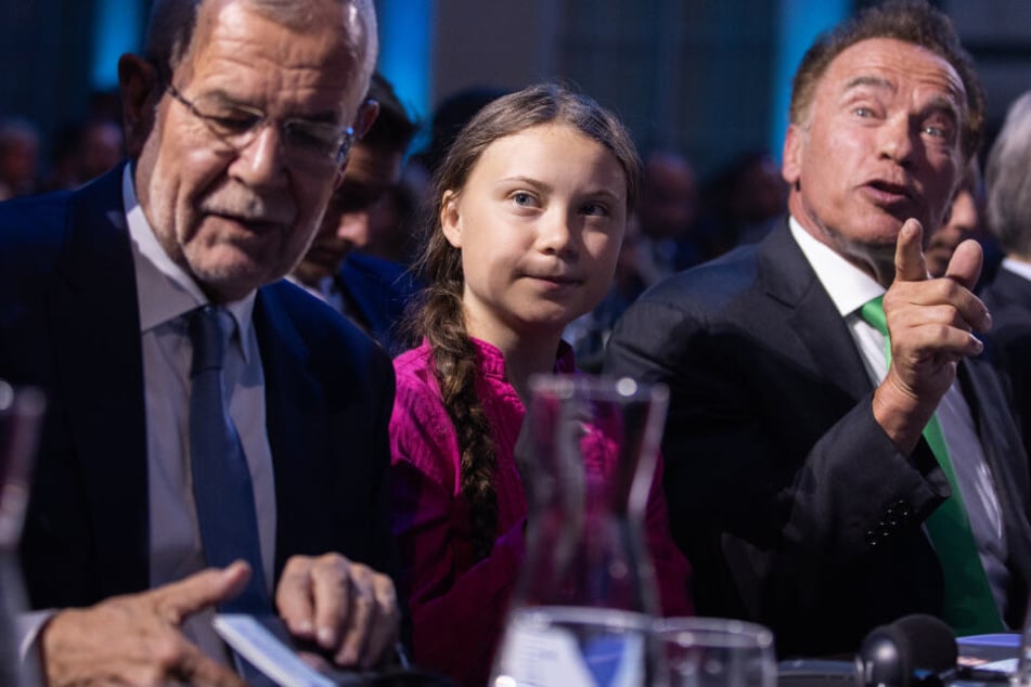 Greta Thunberg bei der Eröffnung des dritten Klimagipfels in Österreich zwischen Arnold Schwarzenegger (71) und dem Bundespräsidenten von Österreich Alexander Van Der Bellen (75).