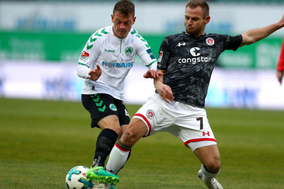 Bernd Nehrig (r.) bleibt dem FC St. Pauli auch in der kommenden Saison erhalten.