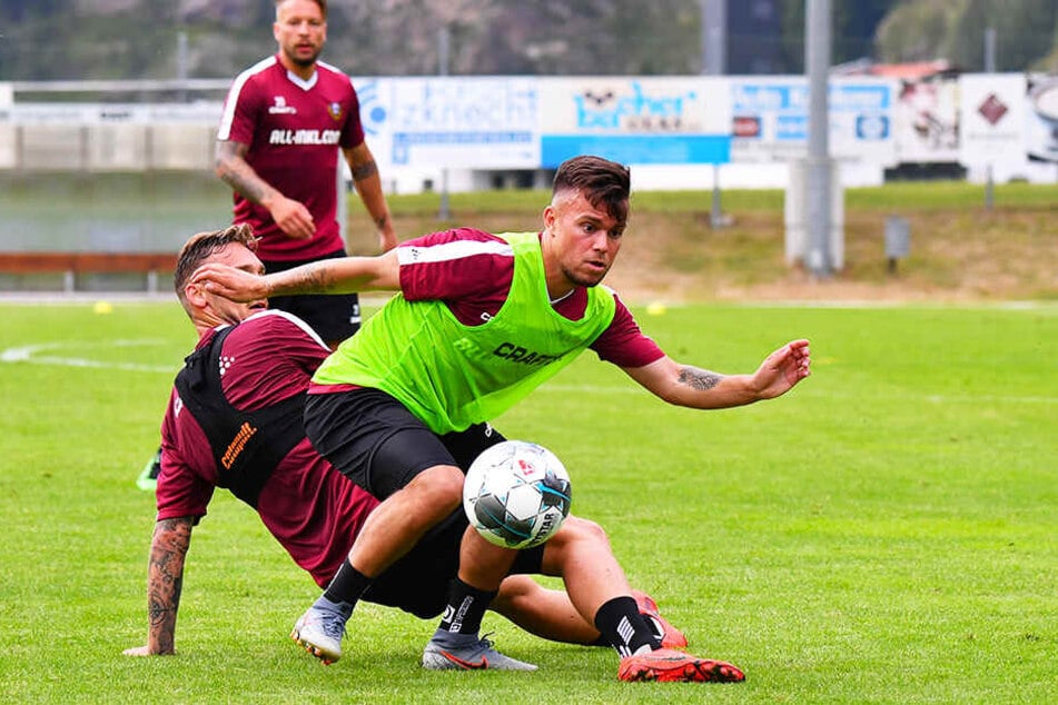 Sascha Horvath (v.) behauptet sich gegen Linus Wahlqvist.