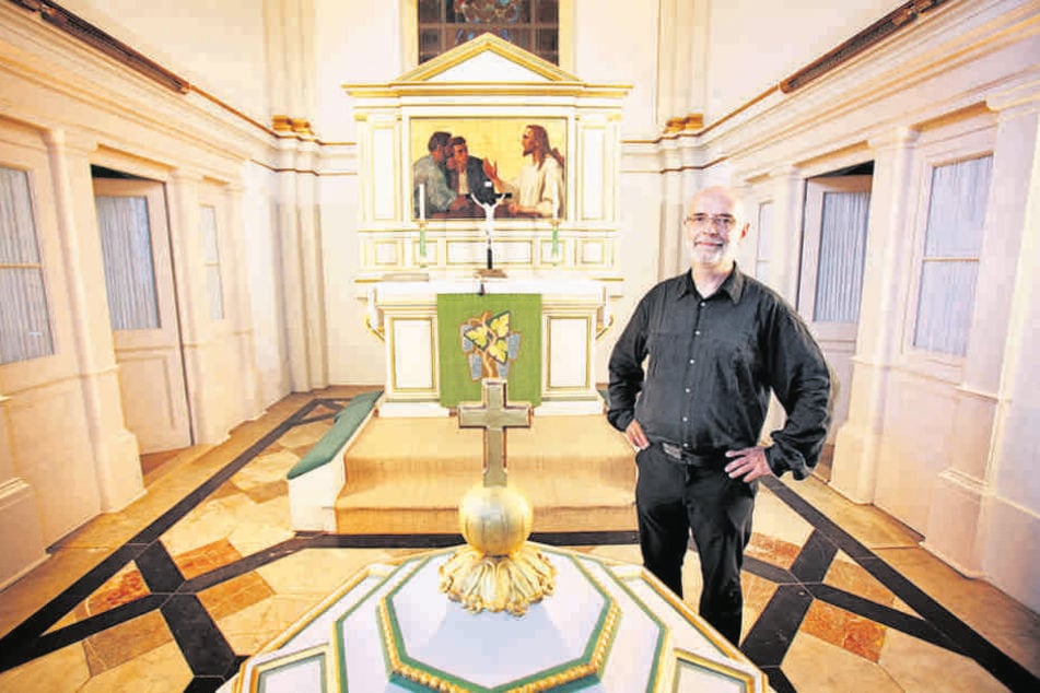 Sein Appell wurde gehört: Pfarrer Christoph Singer (62) hat geklautet Jesus und Leuchter zurück.