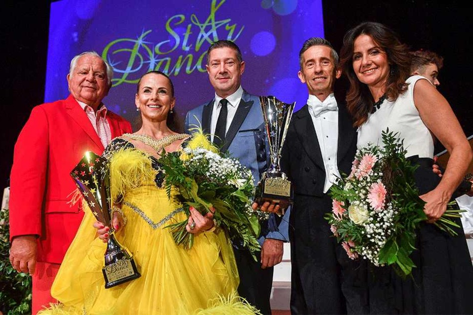 Strahlende Siegerin des Abends: Star-Friseurin Petra Brockmann (45) und ihr
Tanzpartner Tilo Schroth (53) konnten mit dem langsamen Walzer überzeugen.