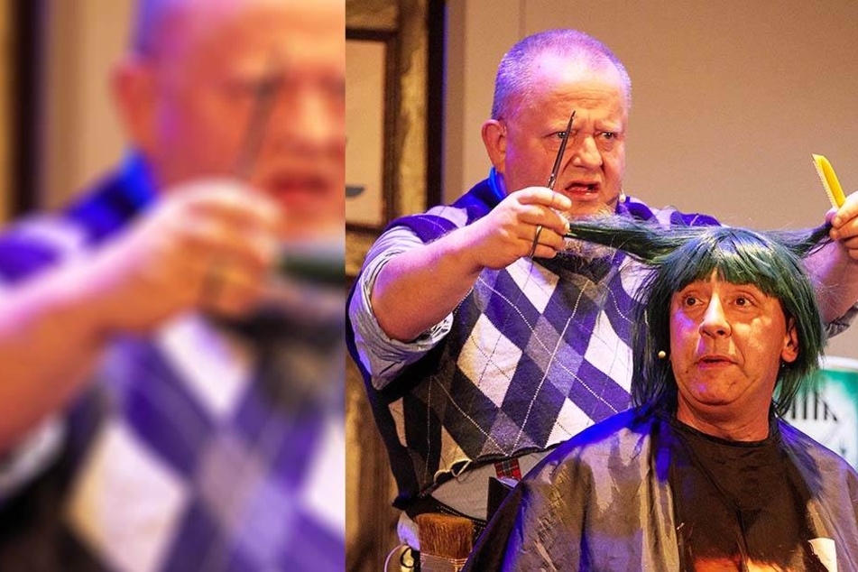 Im Biertheater: "Harry" Holger Blum schneidet "Ulli" Thomas Böttcher die grünen Haare.