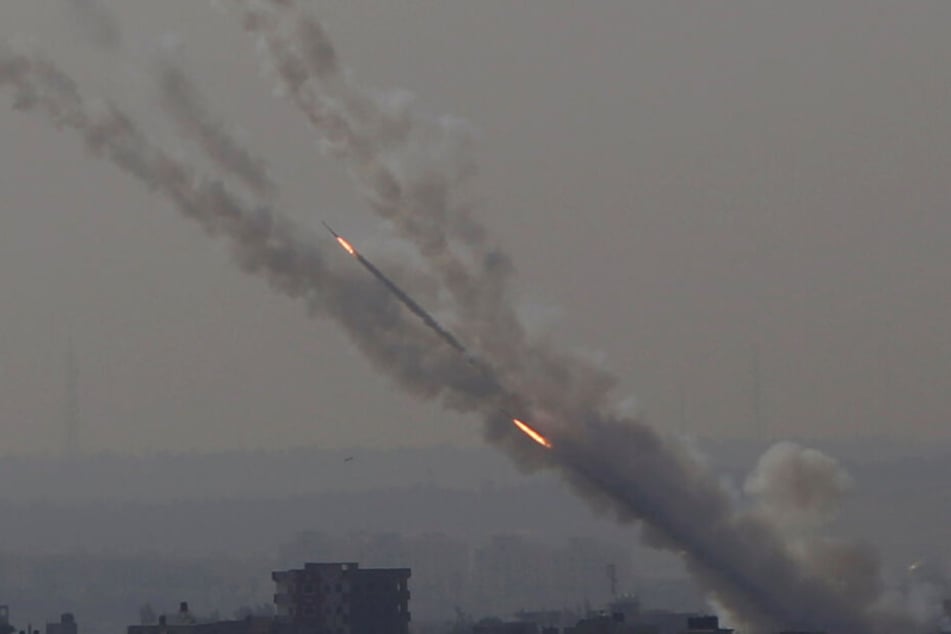 Raketen werden vom Gazastreifen Richtung Israel gefeuert.