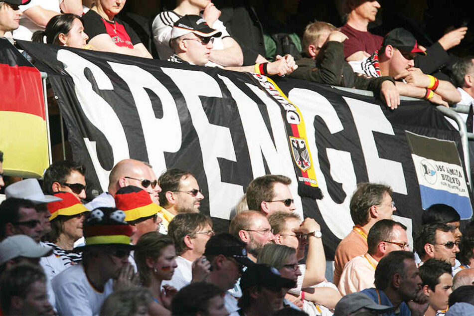 Beim Auftaktspiel der WM 2006 in Deutschland durfte der "Spenge"-Banner nicht fehlen.