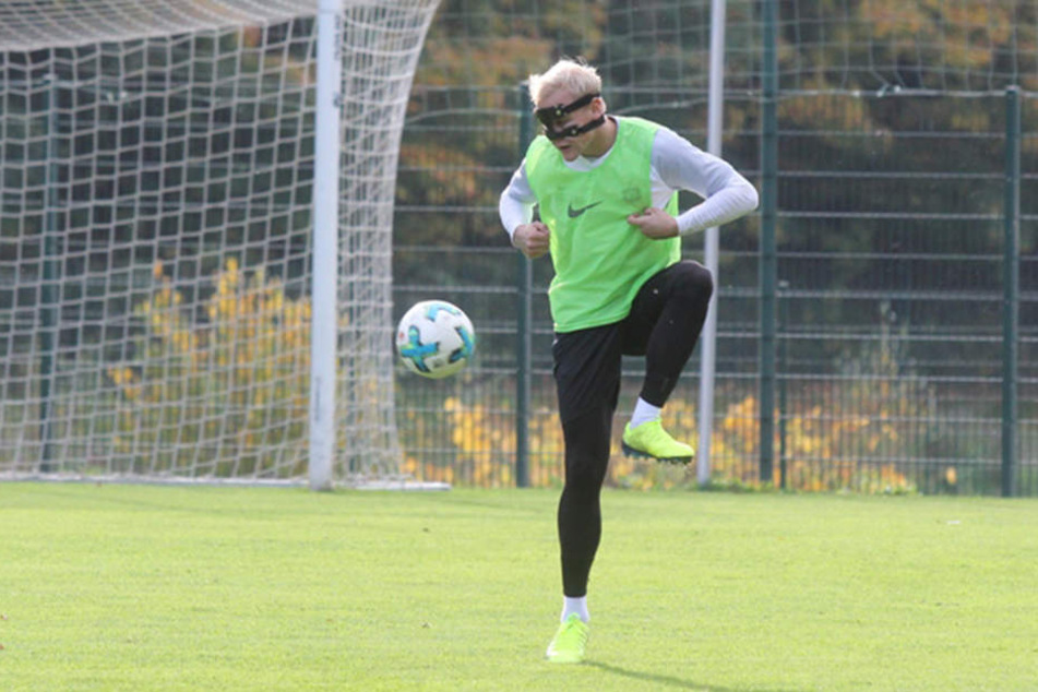 Sören Bertram beim Training. Er trägt seine speziell für ihn angefertigte Maske, die das Nasenbein schützen soll.