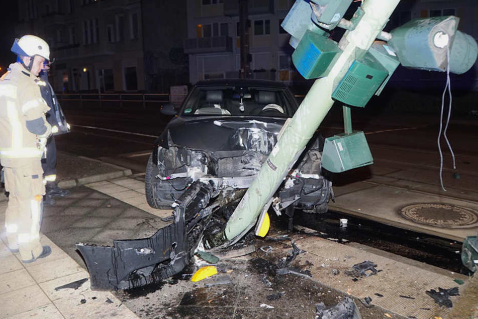 Ein Feuerwehrmann begutachtet den immensen Schaden.