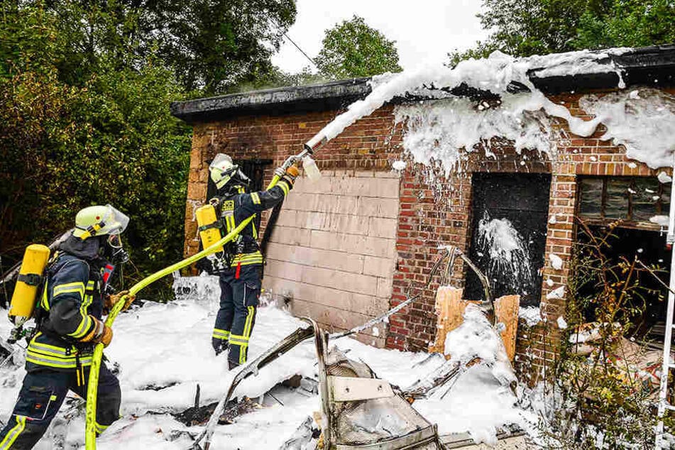 Die Feuerwehr rückte aus, um das Feuer zu löschen.