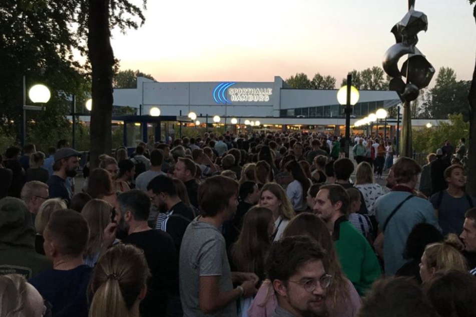 Hunderte drängten sich vor der Alsterdorfer Sporthalle in Hamburg.