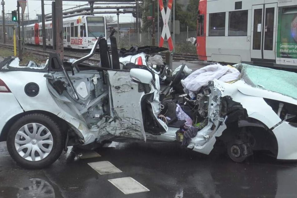Der Autofahrer wurde bei dem Crash schwer verletzt.