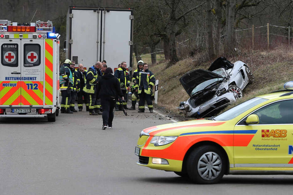 Einsatzkräfte am Freitag an der Unglücksstelle.