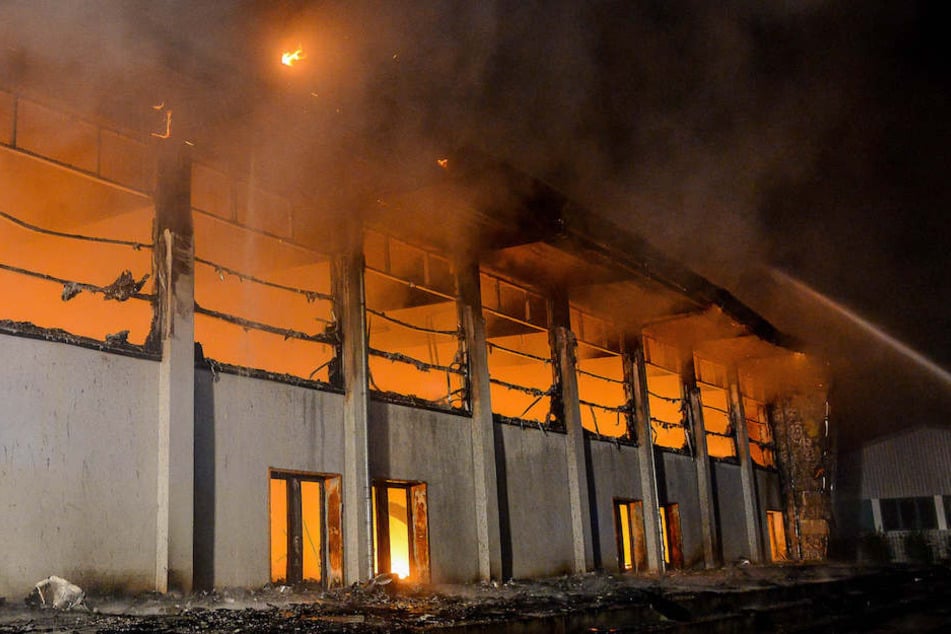Die am 25. August 2015 in Nauen lichterloh brennende Sporthalle.