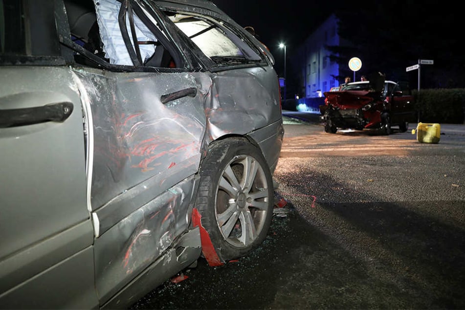 Sowohl der Mercedes als auch der Skoda erlitten Totalschaden. Beide Personen am Steuer wurden schwer verletzt.