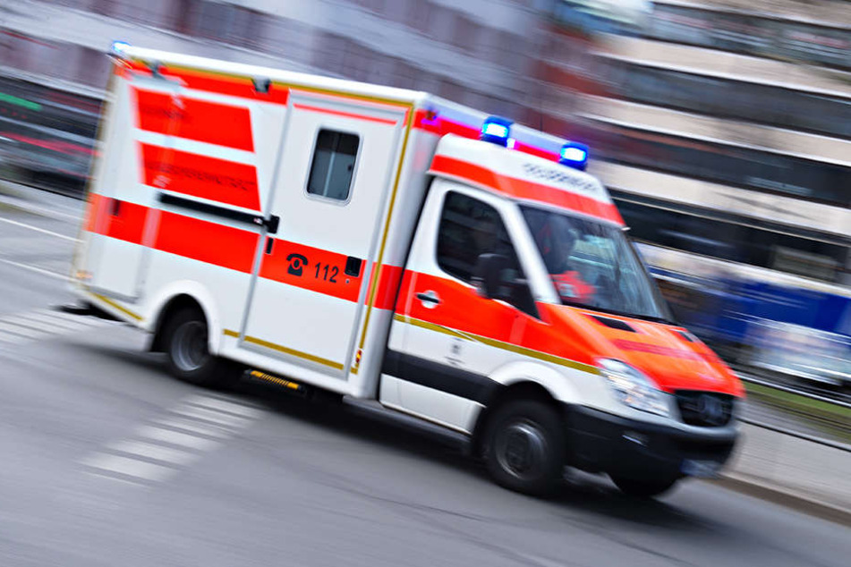 Der Mann musste ins Krankenhaus, nachdem ein Gabelstapler sein Bein schwer verletzte (Symbolbild).