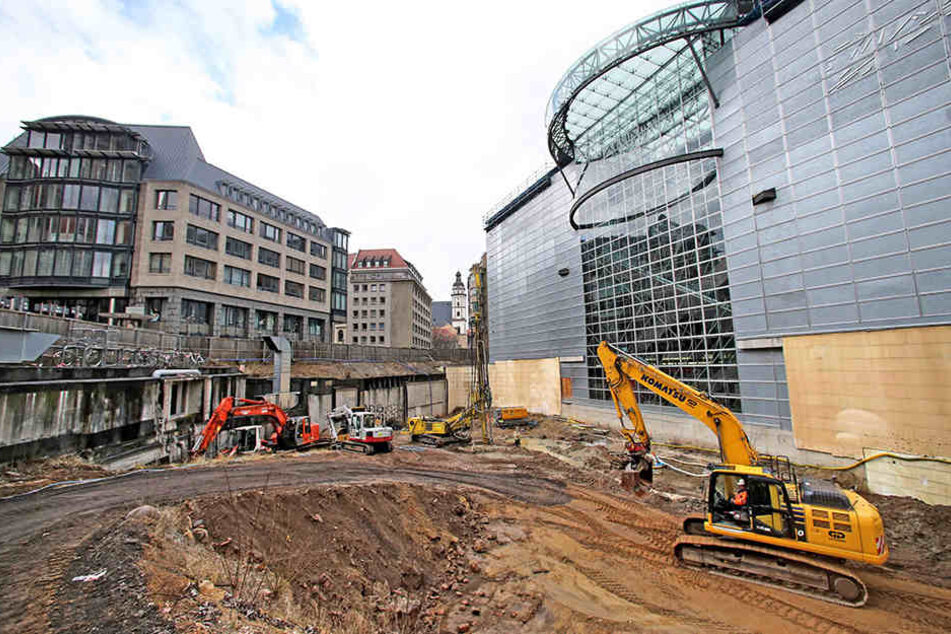 Auch am Burgplatz wird gebaggert.