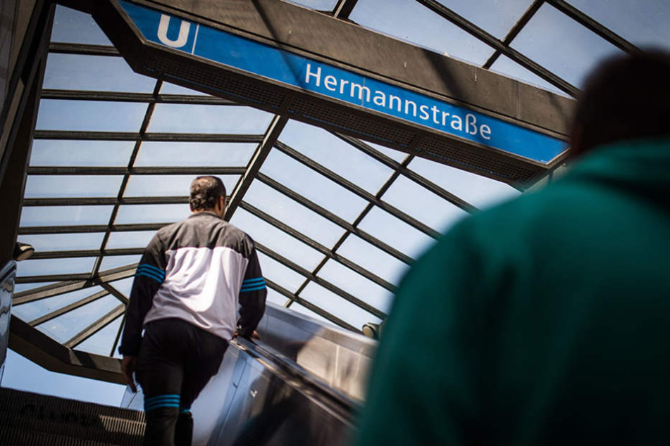 Auf der Rolltreppe am U-Bahnhof Hermannstraße trat der Dieb der jungen Frau in den Rücken. (Symbolbild)