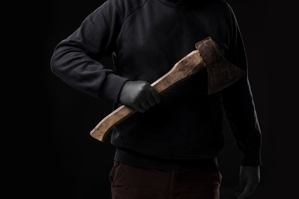 Der 53-jährige Mann war mit einer Axt bewaffnet. (Symbolbild)