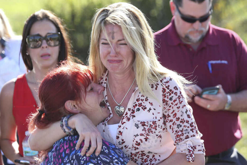 Eltern und Angehörige warten auf Nachrichten von der Marjory Stoneman Douglas High School, an der es zu Schüssen gekommen ist.