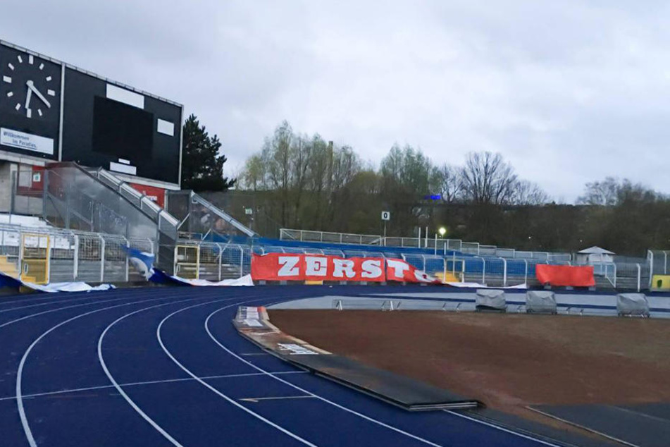 Die unbekannten Täter hängten ein Banner mit der Aufschrift: "Südkurve zerstören" auf.
