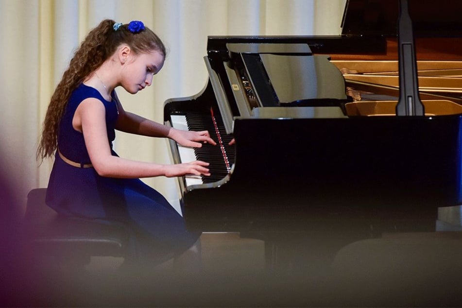 Mit großer Hingabe spielte Babett Lehnert (10) aus Leipzig Freitag im Robert-Schumann-Konservatorium.