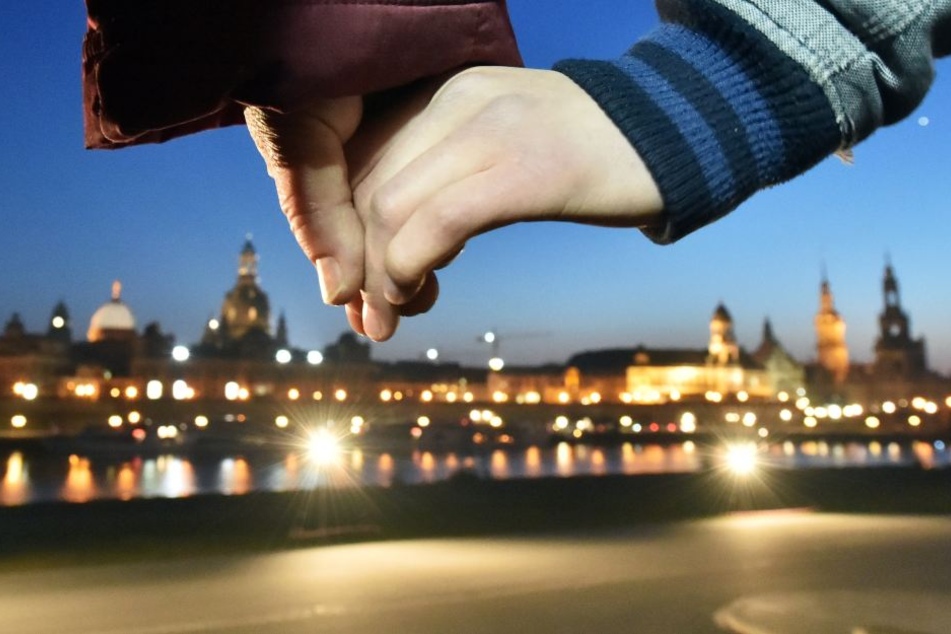 Hand in Hand gedenken viele Dresdner der Zerstörung ihrer Stadt vor 73 Jahren.