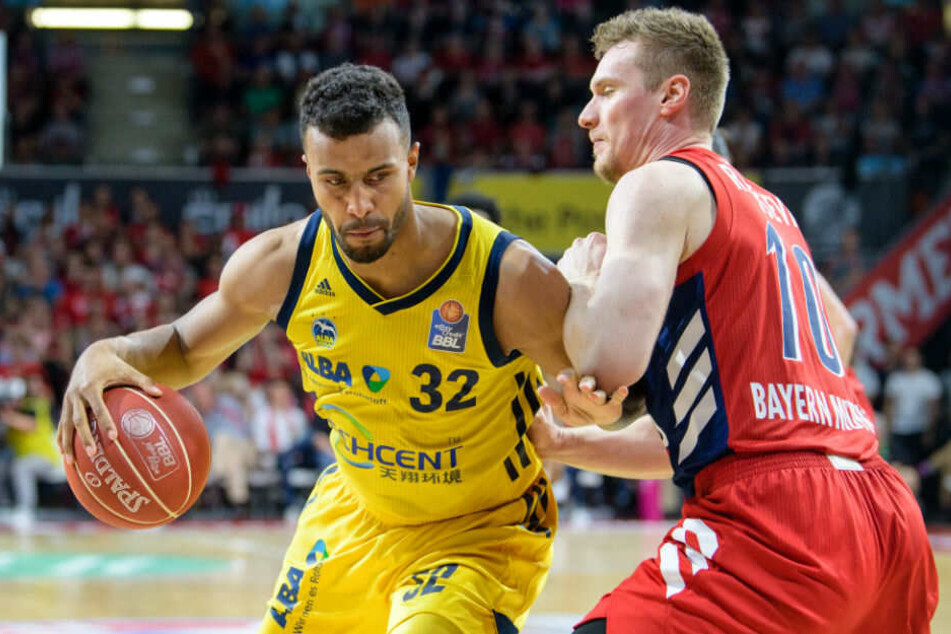 Albas Jannes Thiemann wird von Bayerns Leon Radosevic geblockt.