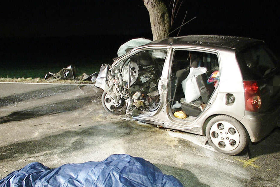 Keine Überlebenschance! Aus diesem Wrack konnte am Montagabend ein 47-jähriger Mann nur tot geschnitten werden.
