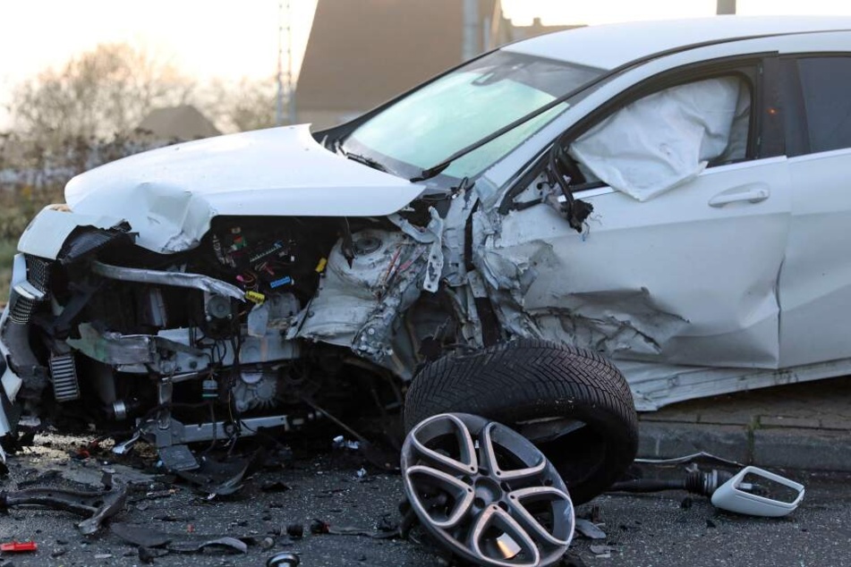 Der Audi wurde an der Front komplett zerstört.