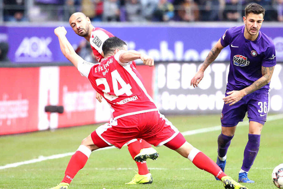 Filip Kusic (am Ball) lässt sich auch vom Union-Duo Akaki Gogia und Manuel Schmiedebach nicht aufhalten.