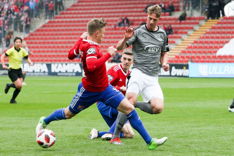Lion Lauberbach (im Zweikampf mit Lucas Hufnagel) erzielt das 1:0 für den FSV.