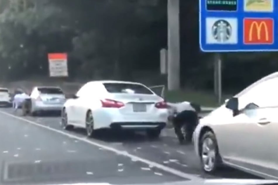 Etliche Autofahrer stoppten, um die Scheine einzusammeln.