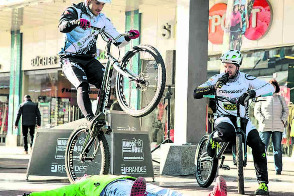 Nichts für schwache Nerven: Für die Stunts muss schon mal jemand aus dem Publikum herhalten.