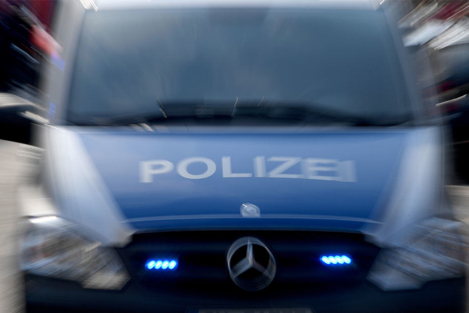 Ein Streifenwagen auf dem Weg zum Einsatzort. (Symbolbild)