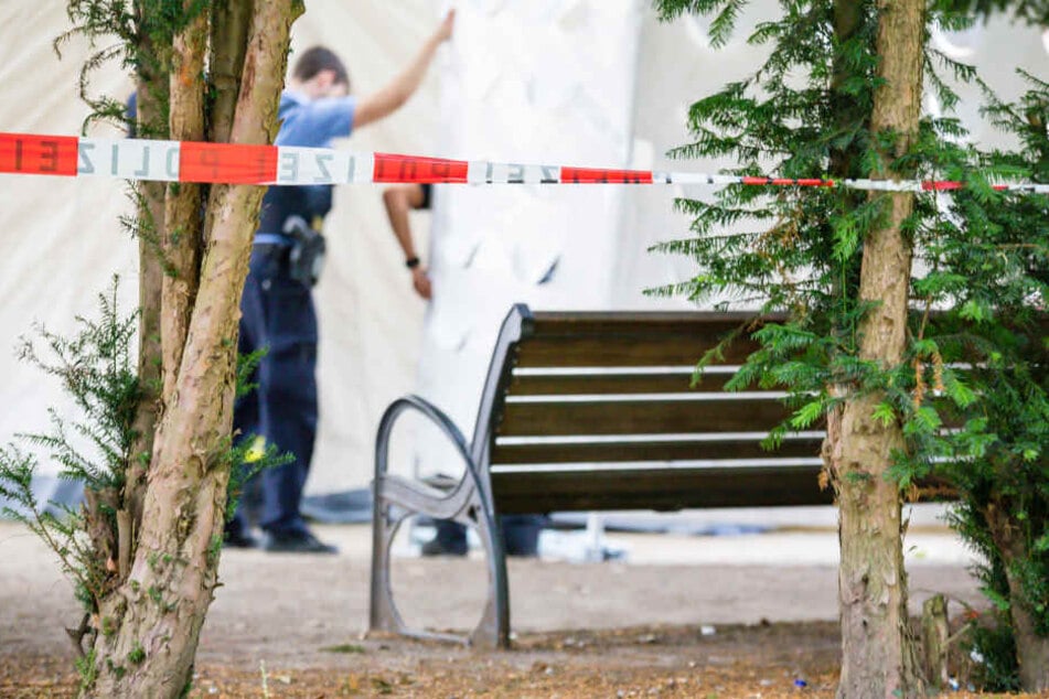 Polizisten nehmen am Tatort Spuren.