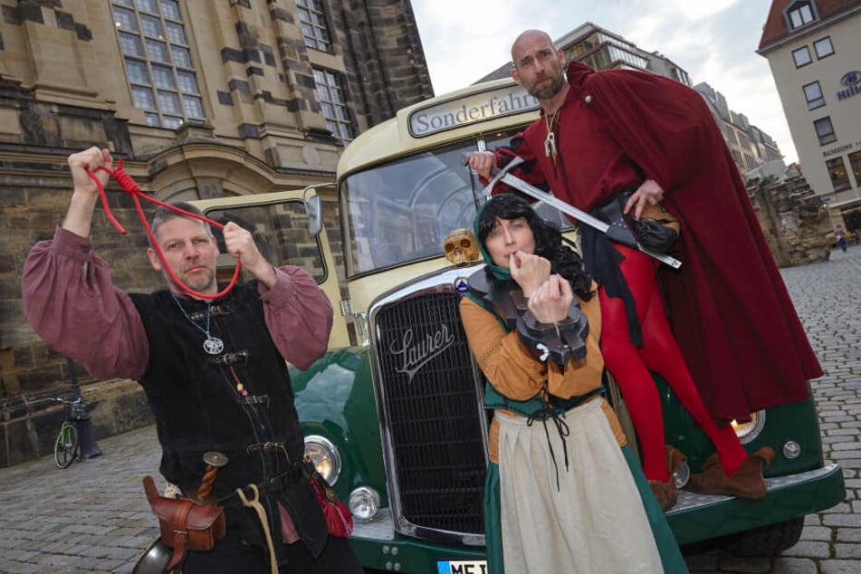 Bitte einsteigen! Mario Sempf, Katharina Salomo und Thomas Zahn (v.l.) laden
zur schaurigen Busfahrt durch Dresden.