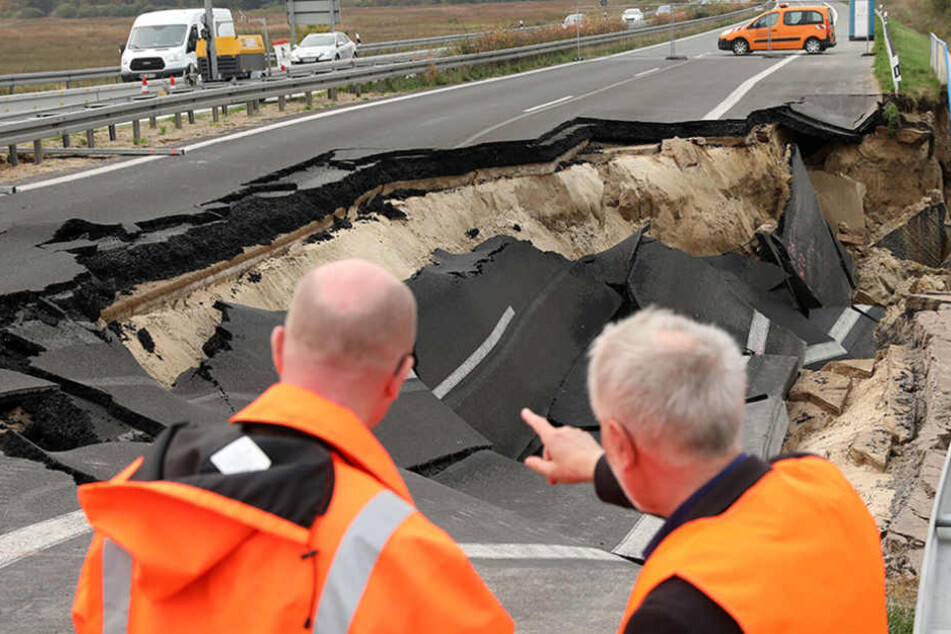 erkehrsminister Christian Pegel (l) lässt sich an der kaputten Autobahn A20 von Manfred Rathert, Direktor des Landesamtes für Straßenbau und Verkehr, über die Schäden informieren.