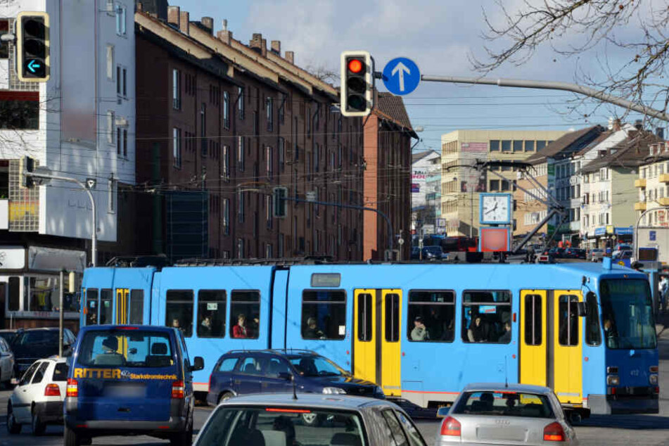 Der Jugendliche übersah die herannahende Straßenbahn (Symbolfoto).