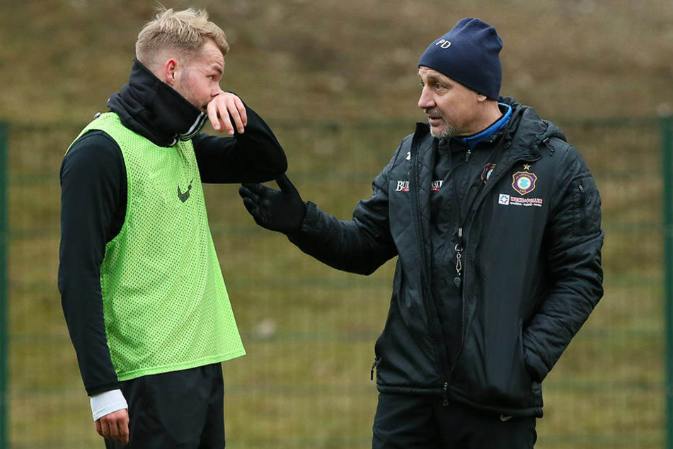 Aues Trainer Pavel Dotchev (r.), hier im Gespräch mit Pascal Köpke,sieht in der besseren Verwertung der herausgespielten Chancen die größte Reserve.