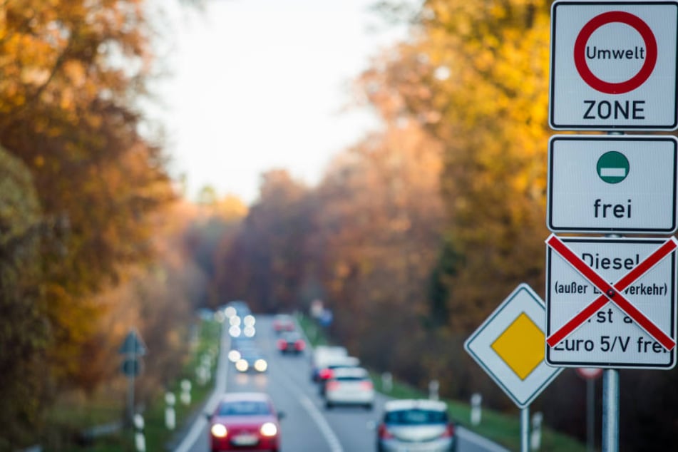 Schilder an einer Straße weisen auf geplante Fahrverbote hin.
