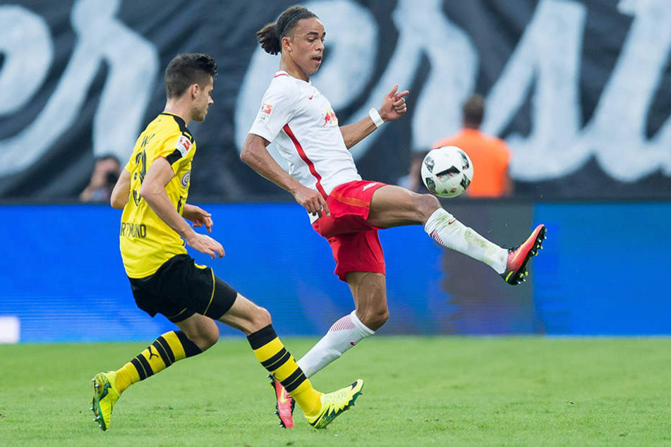 Hier behauptet Leipzigs Poulsen den Ball vor Jung-Nationalspieler Julian Weigl.