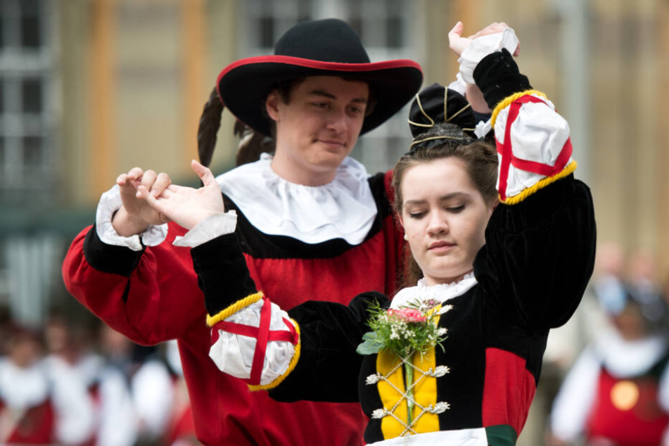 Ein Paar tanzt den "Siedertanz". (Archivbild)