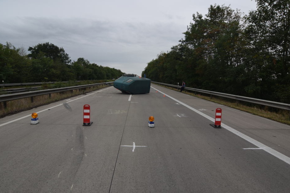 Der umgekippte Pferdeanhänger am Unfallort.